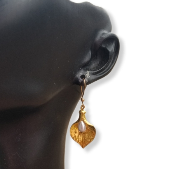VINTAGE GOLDTONE & FAUX PEARL CALLA LILY DROP HOOK EARRINGS - Picture 1 of 5